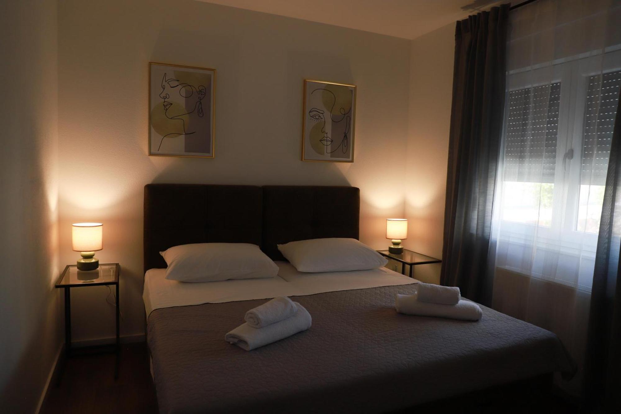 Holiday Apartments Ivano & Leo - Private Parking Задар Екстериор снимка