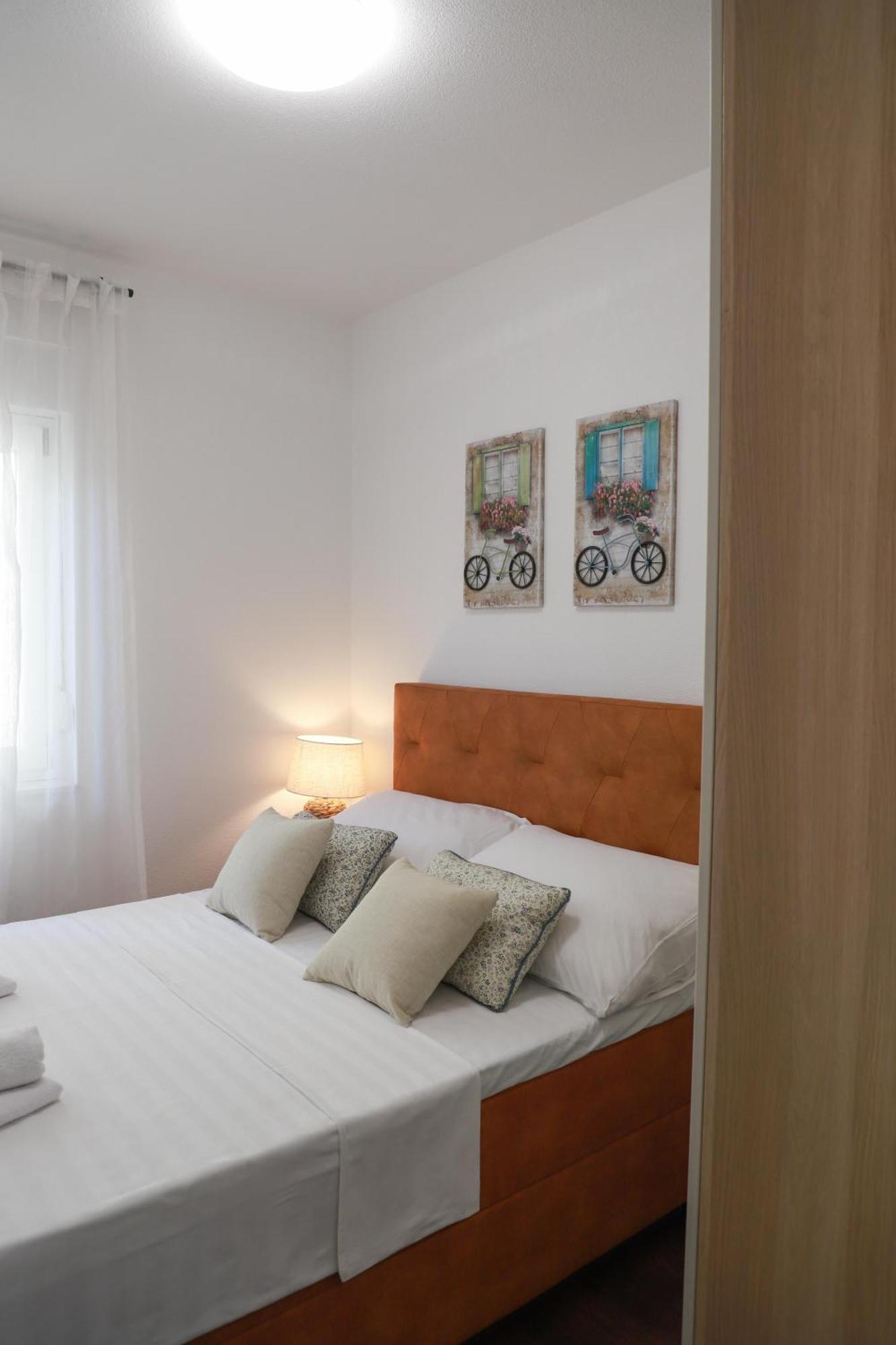 Holiday Apartments Ivano & Leo - Private Parking Задар Екстериор снимка