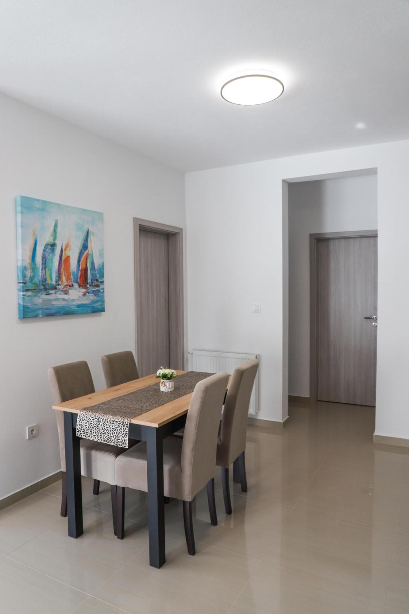 Holiday Apartments Ivano & Leo - Private Parking Задар Екстериор снимка