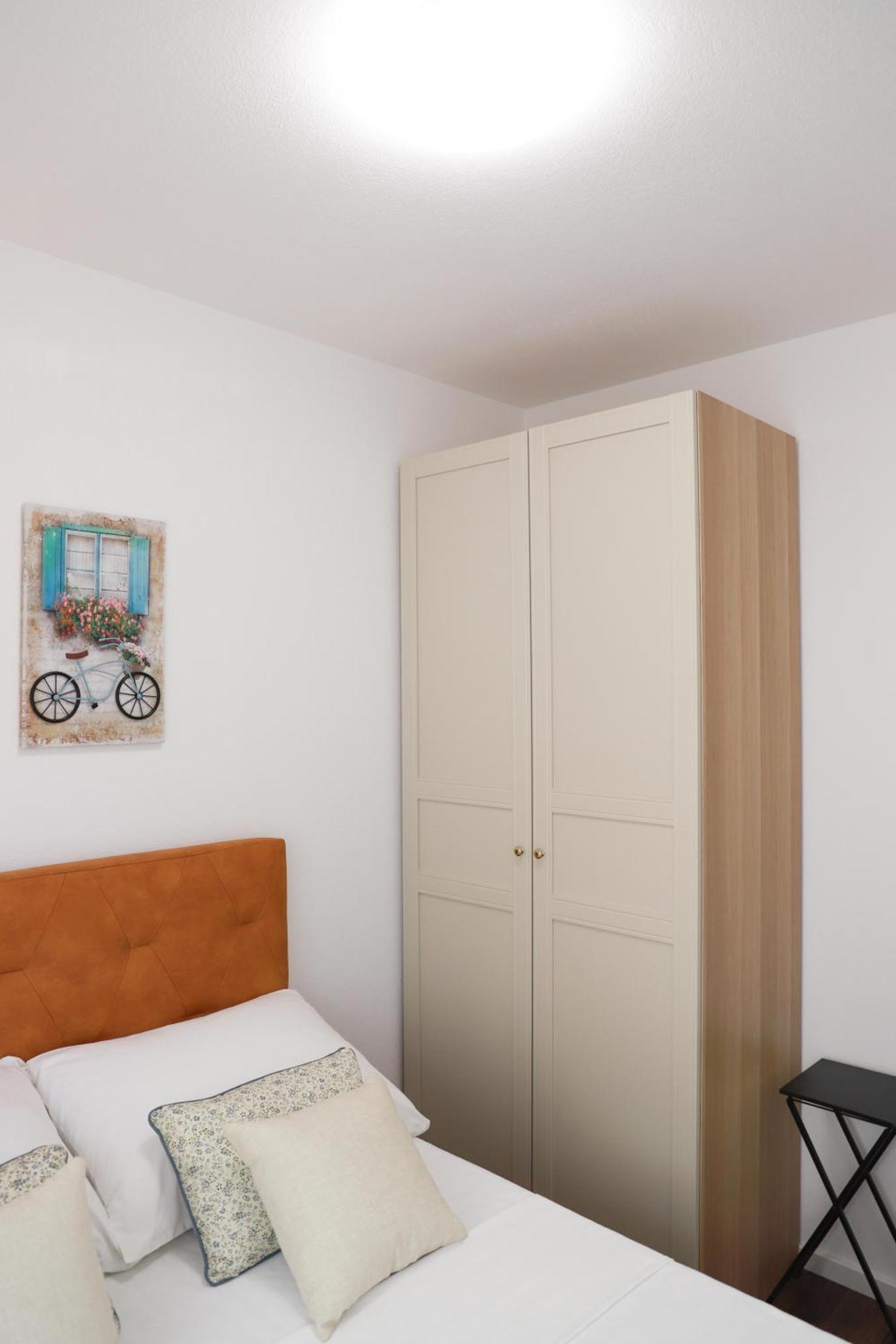 Holiday Apartments Ivano & Leo - Private Parking Задар Екстериор снимка