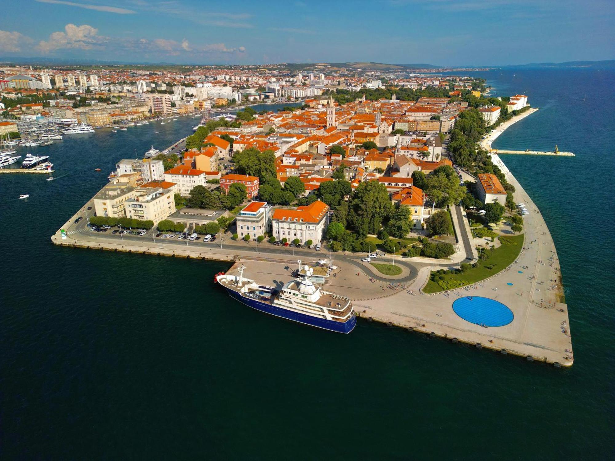 Holiday Apartments Ivano & Leo - Private Parking Задар Екстериор снимка